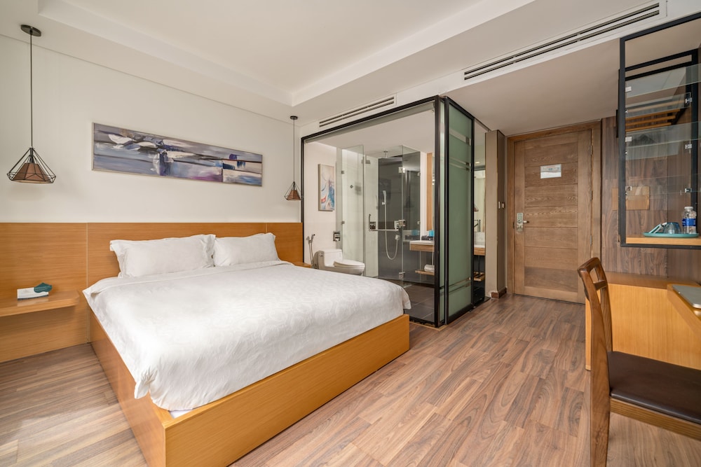 Superior, Queen Bed, City View, Brilliant Majestic Hotel 3/10