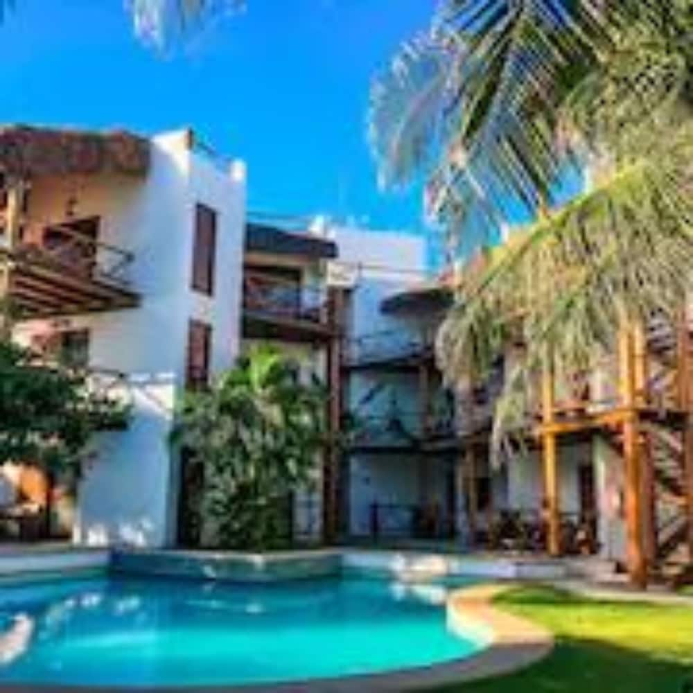 Duro Beach Hotel 3/37