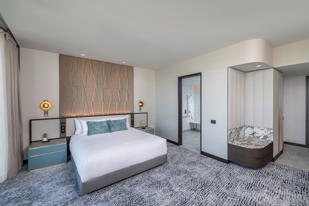 City, King Bed, Accessible
