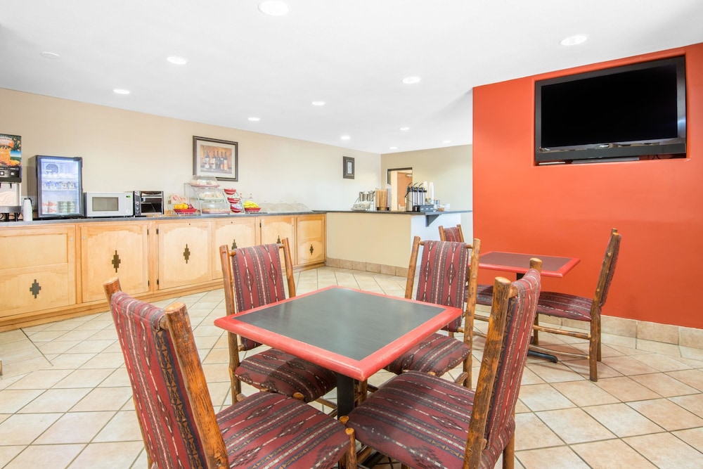 Hawthorn Suites by Wyndham Albuquerque 24/36