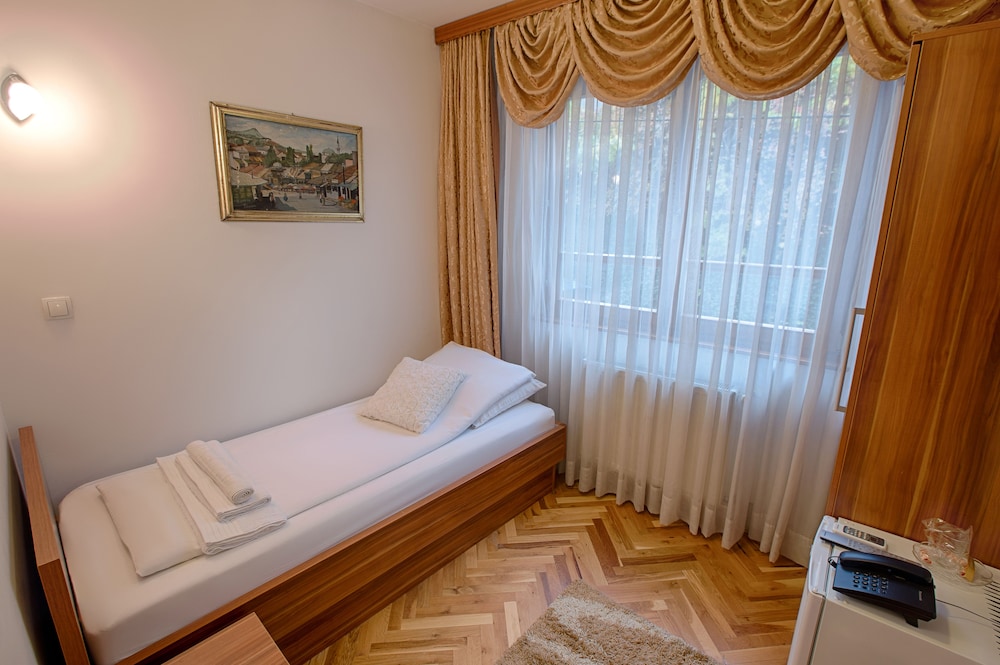 ROOM, SINGLE