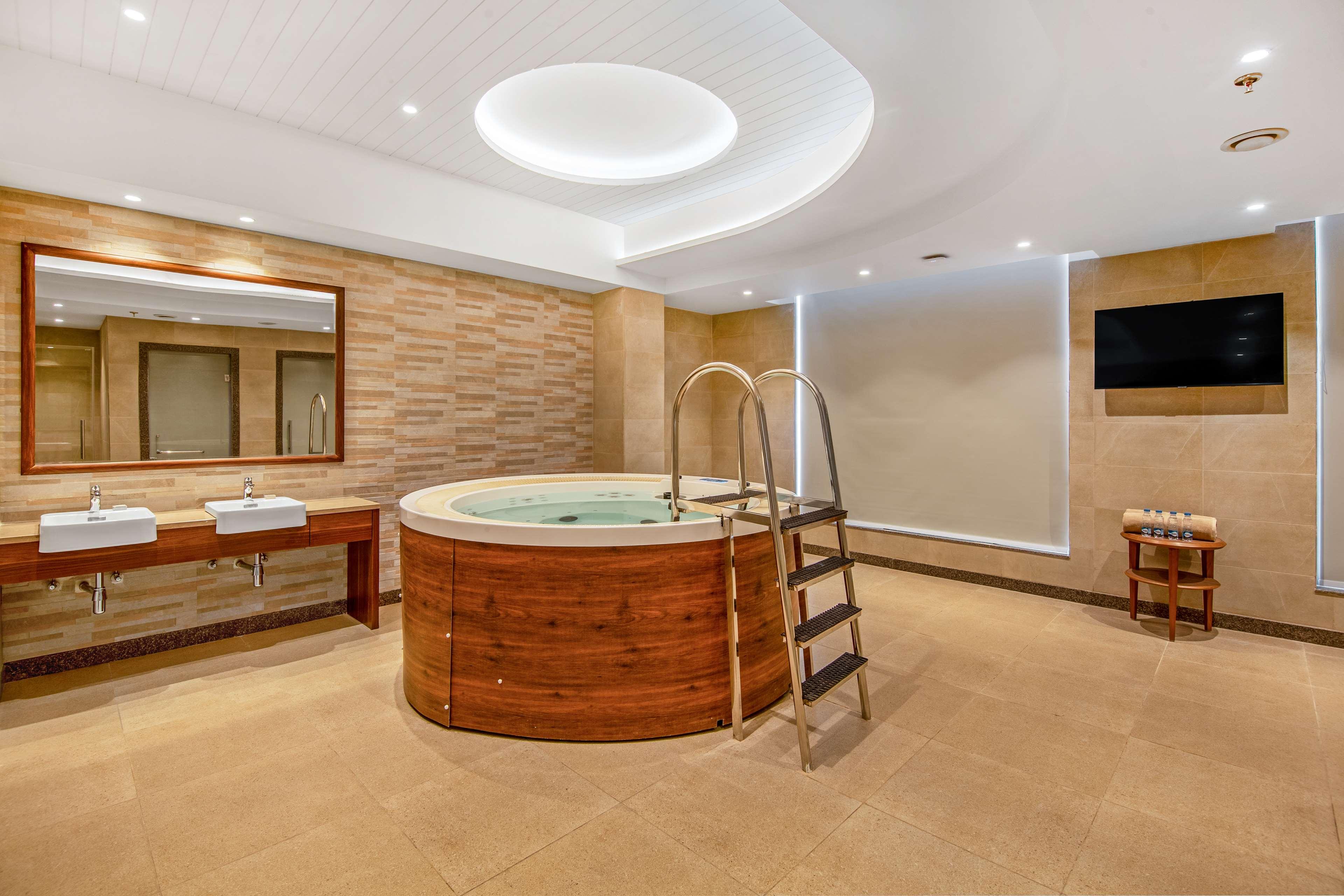 Golden Tulip Jalandhar 12/23