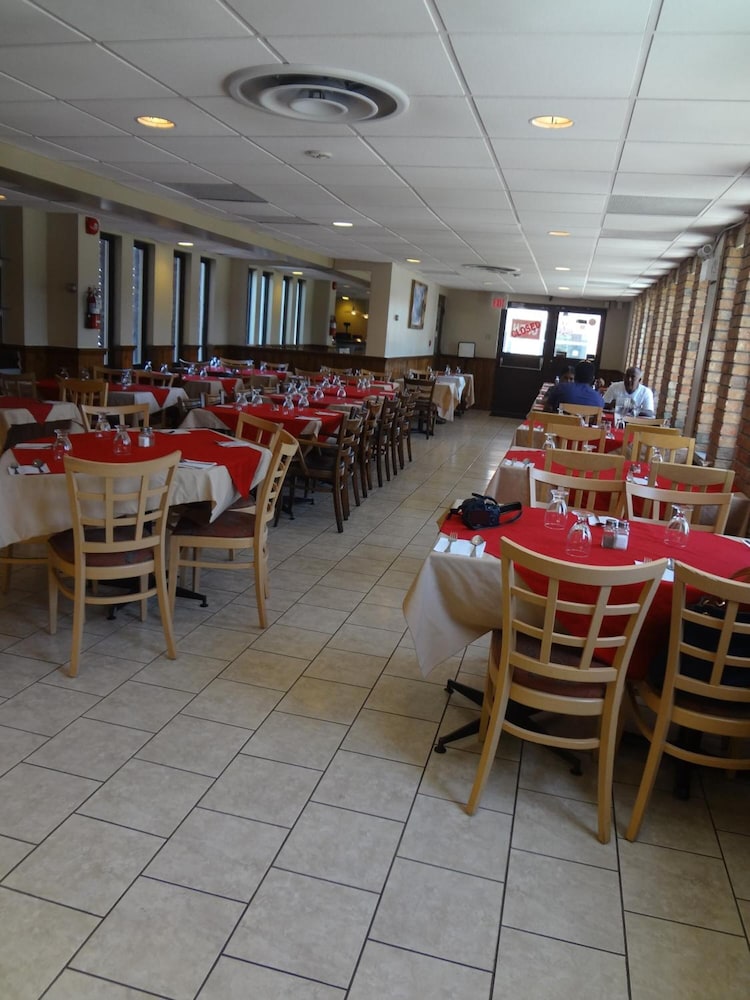 Empress Inn And Suites By the Falls 44/61