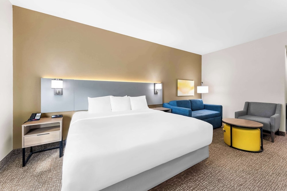 Suite, King Bed, Sofa, Accessible