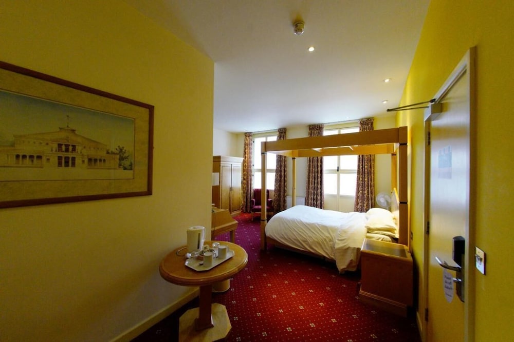 Three Queens Hotel 30/50