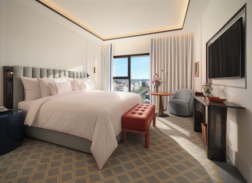 COZY, KING BED