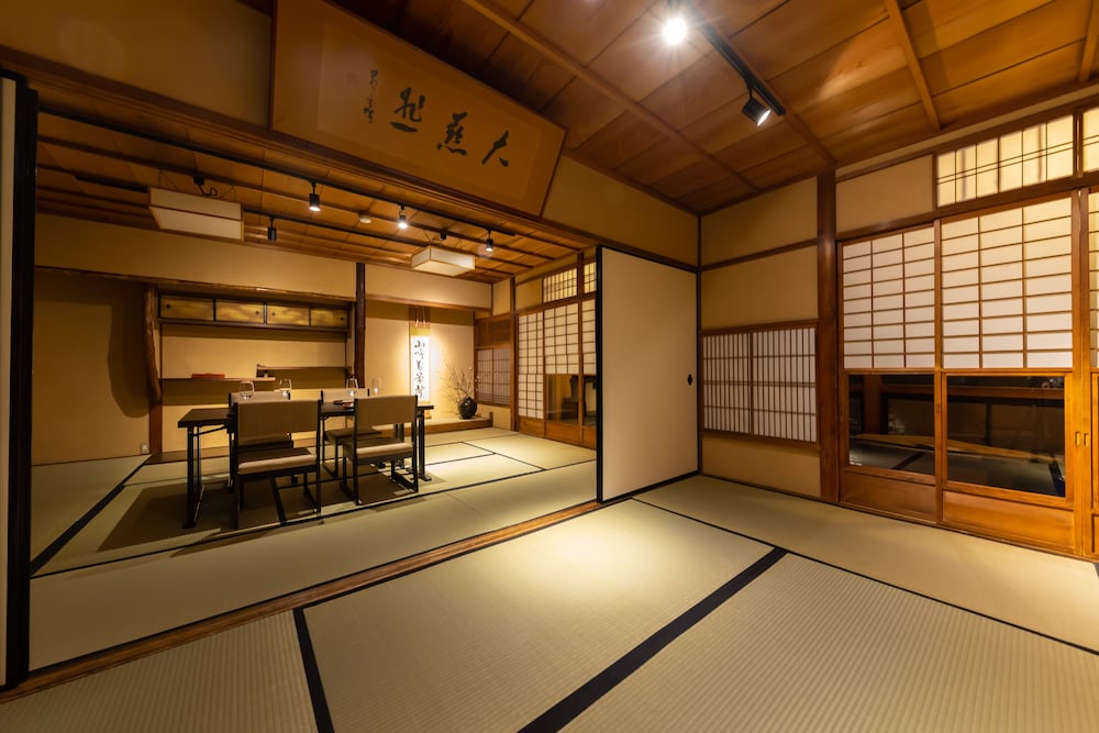 Traditional Kyoto Inn serving Kyoto cuisine IZUYASU 25/50