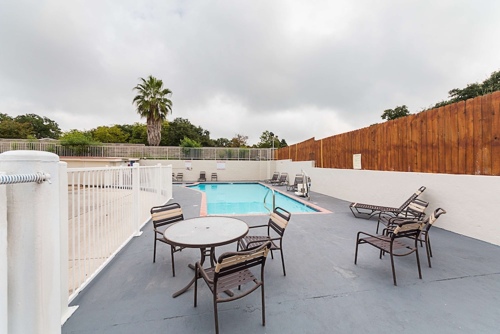Motel6 San Antonio, TX - Fiesta Trails 43/49