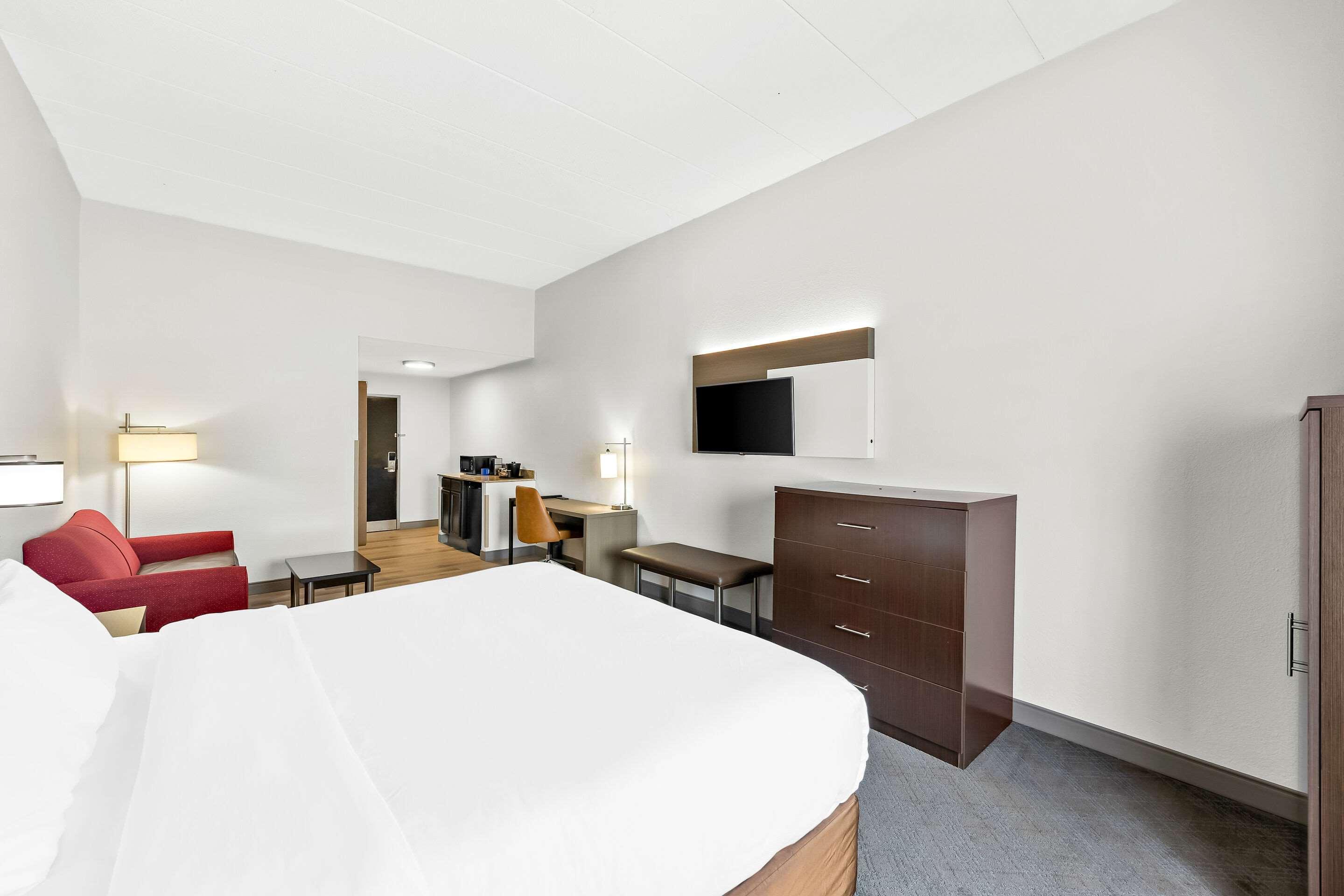 SUITE, KING BED, ACCESSIBLE