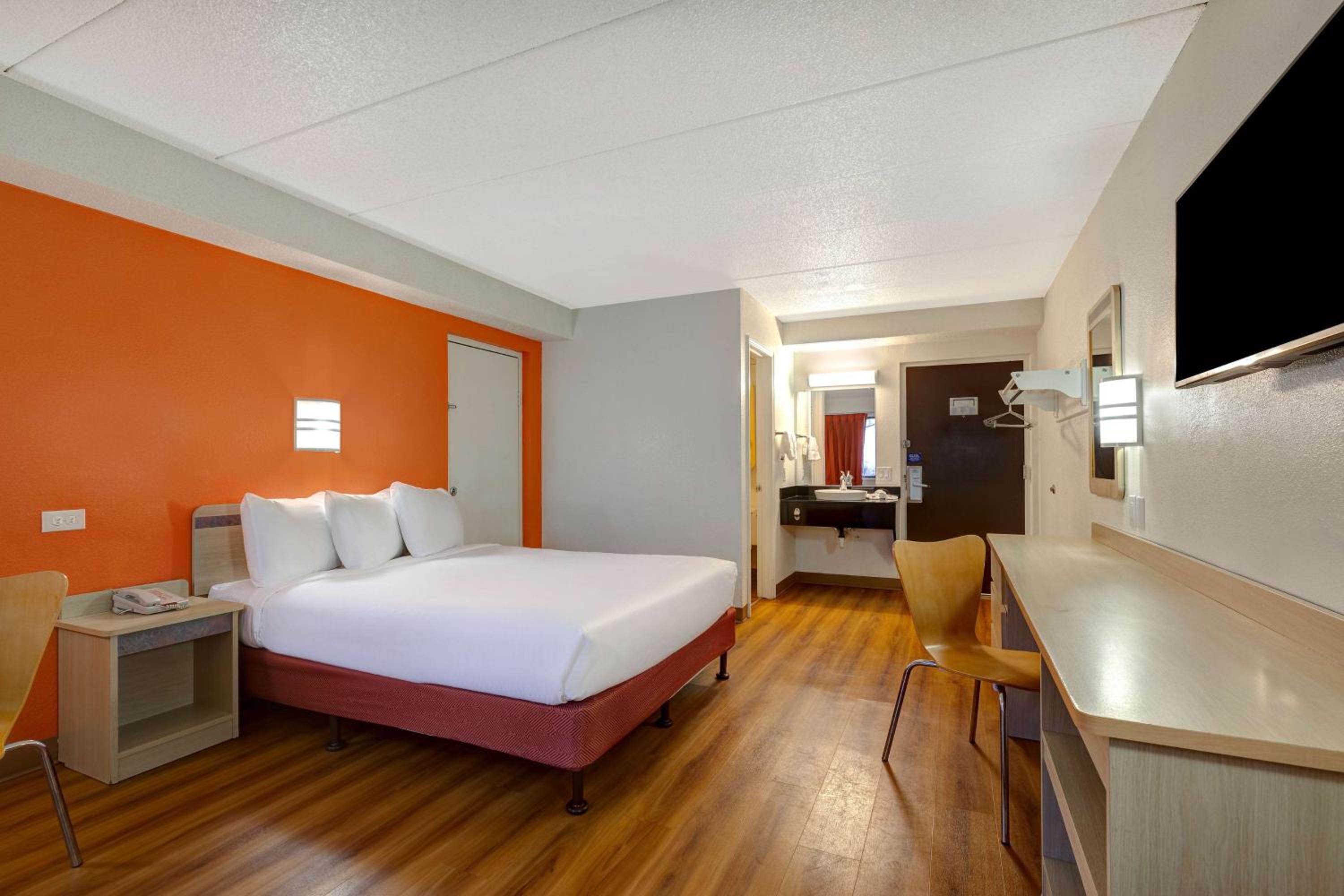 1 Full Bed - ADA/RI Shower/Hearing Impaired، Motel6 Lakeville, MN - South - Lakeville 3/10