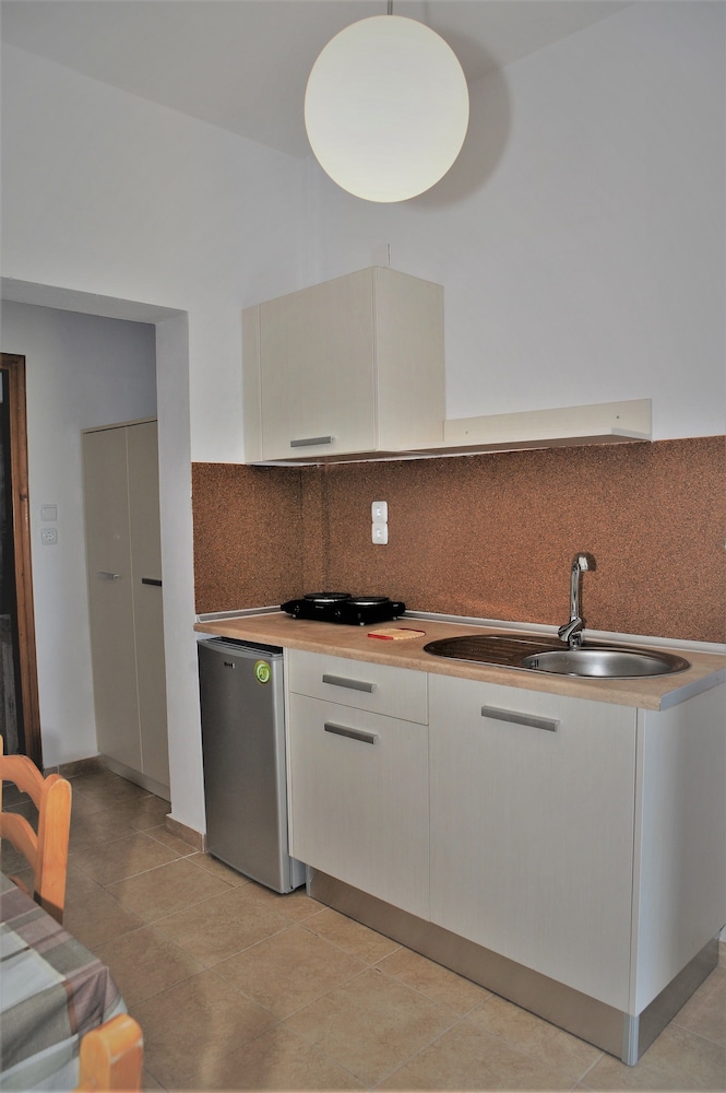 Captain’s Studios & Apartments 16/66