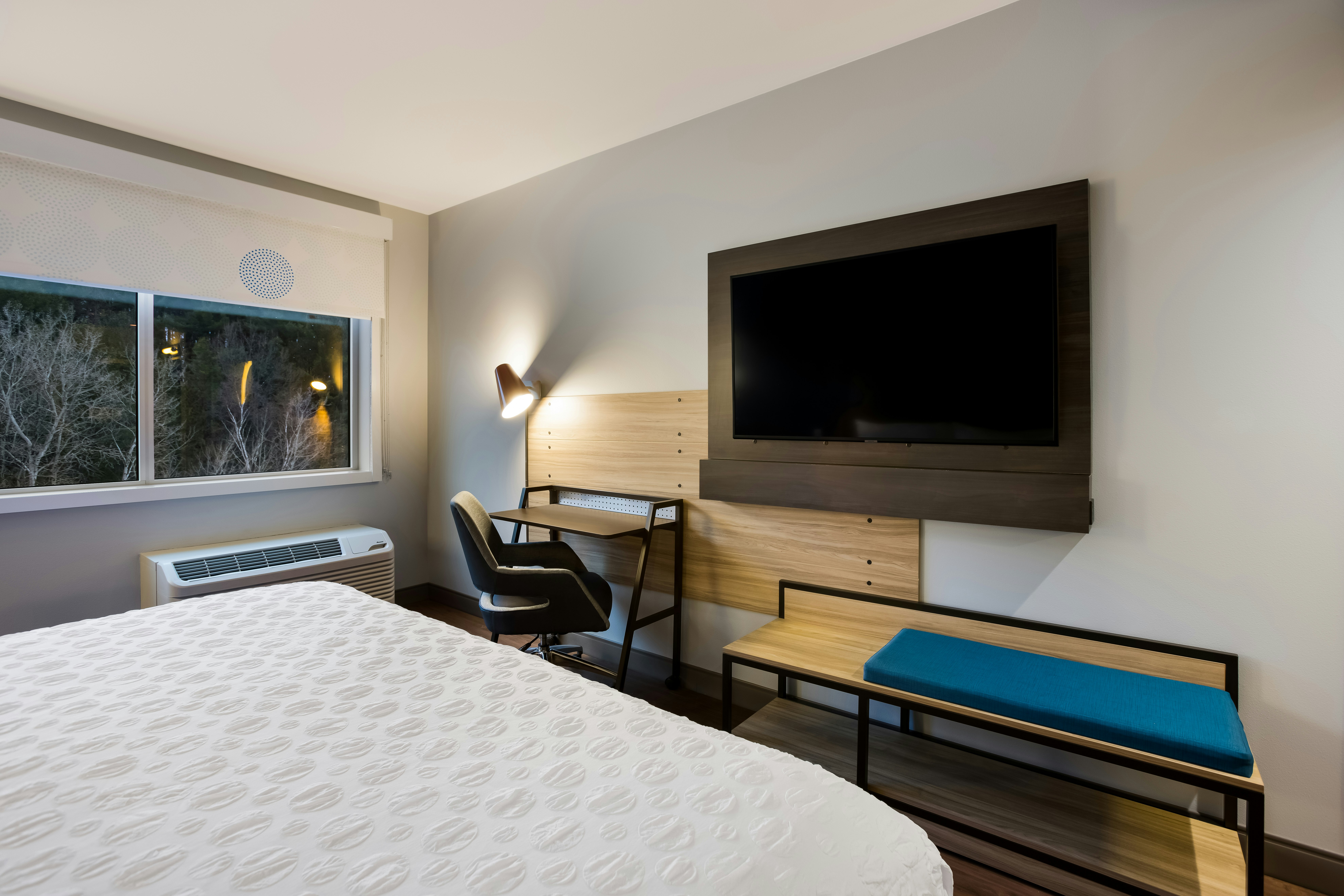غرفة بسرير كينج، Tru by Hilton Traverse City 3/5