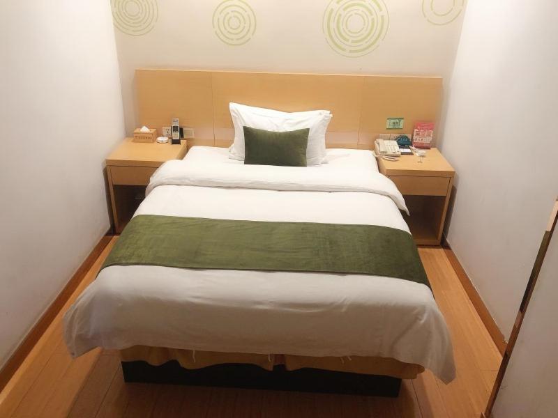 GreenTree Inn Xinyang Gushi County Liaocheng Avenue 4/18