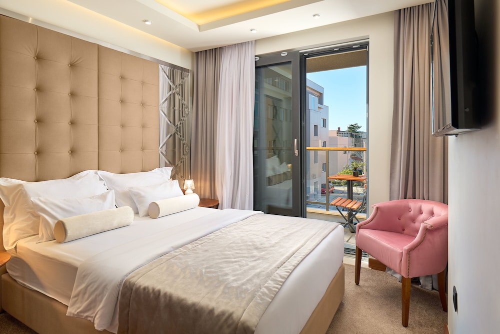 CLASSIC, DOUBLE OR TWIN BED, CITY VIEW, BALCONY