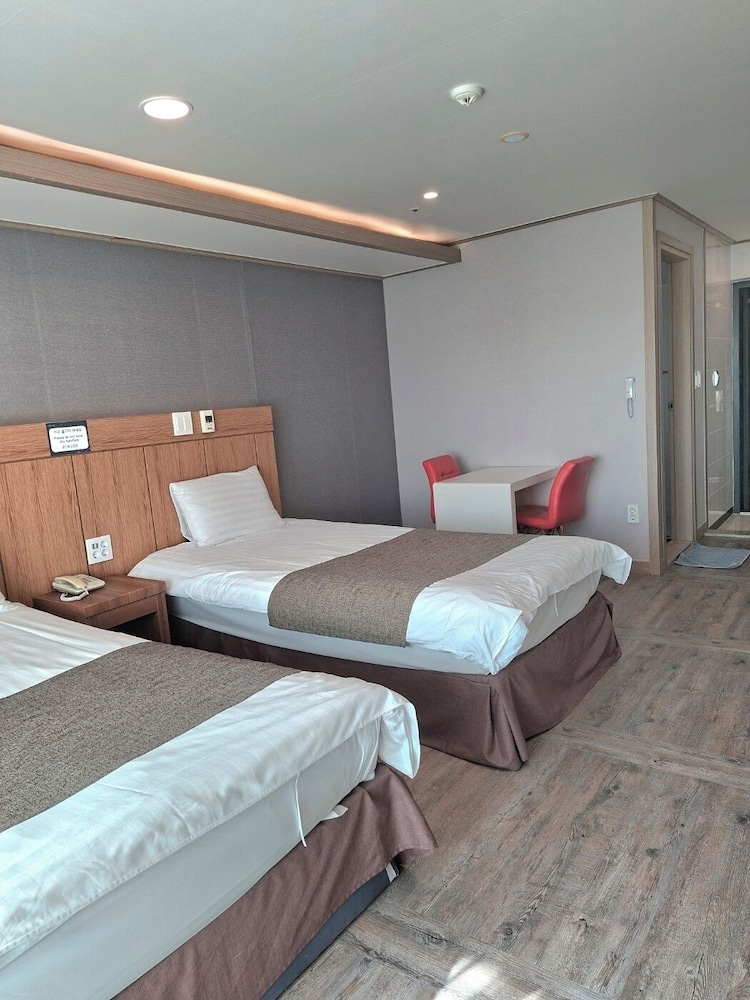 DELUXE, TWIN BEDS
