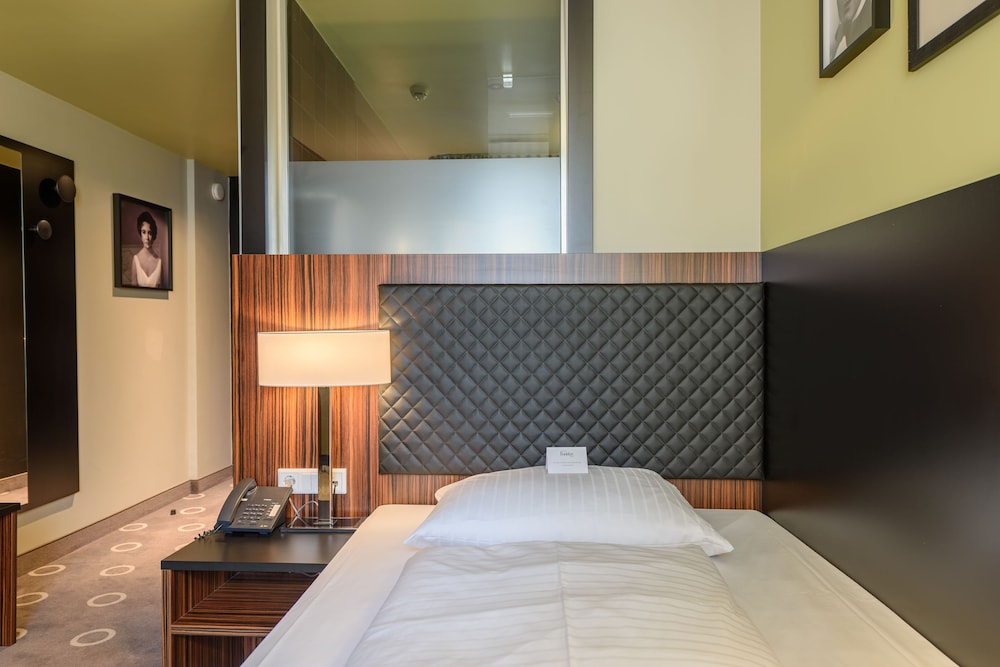 ROOM, SINGLE