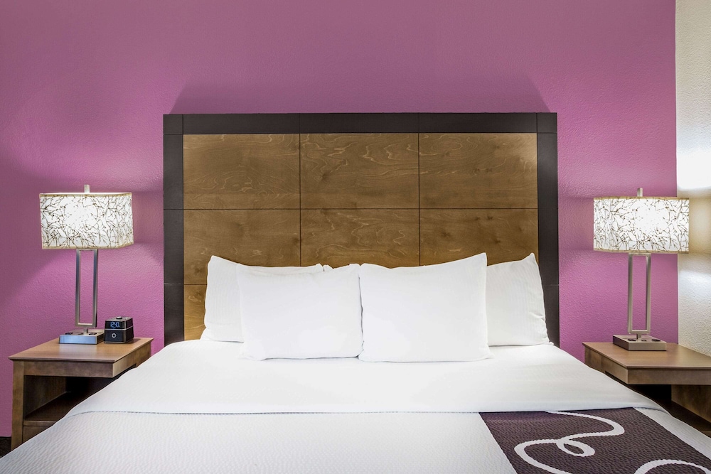 La Quinta Inn & Suites by Wyndham Hartford - Bradley Airport 15/47