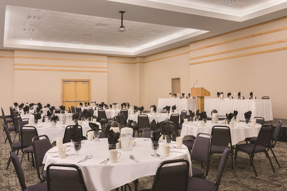 Country Inn & Suites By Radisson Fergus Falls Mn 33/41