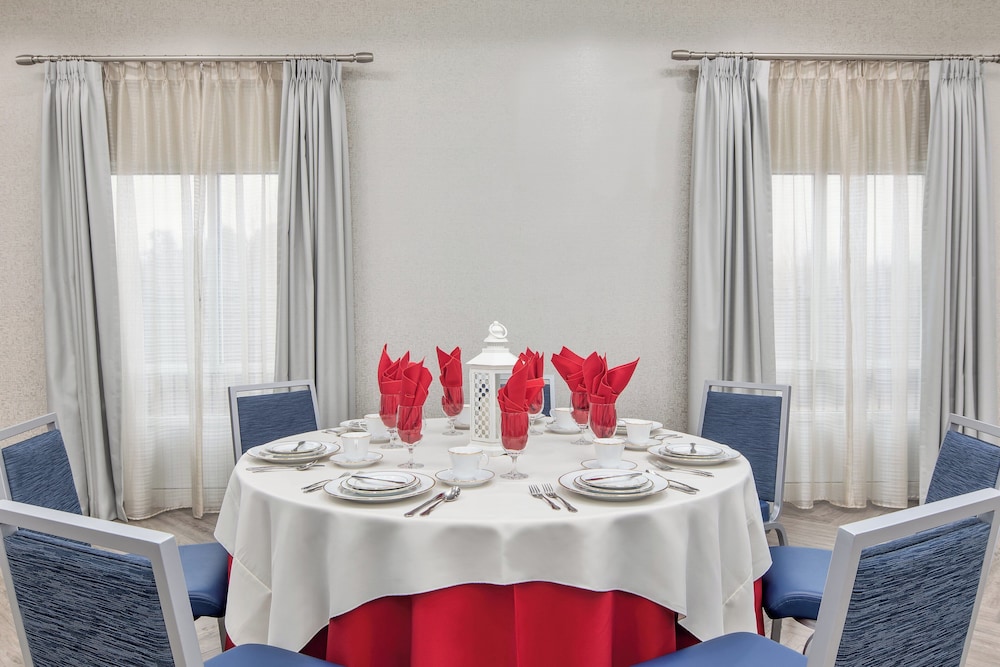 Holiday Inn Express Hotel And Suites Greenville I 85 Woodruff Rd 42/72
