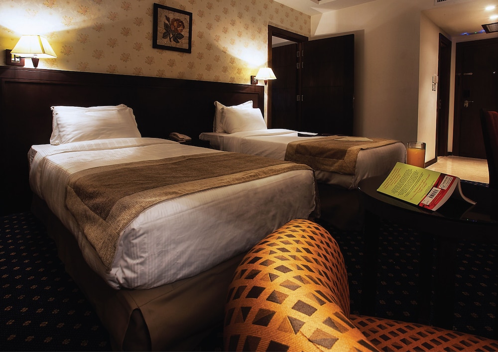 Seven Roses Hotel 4/49