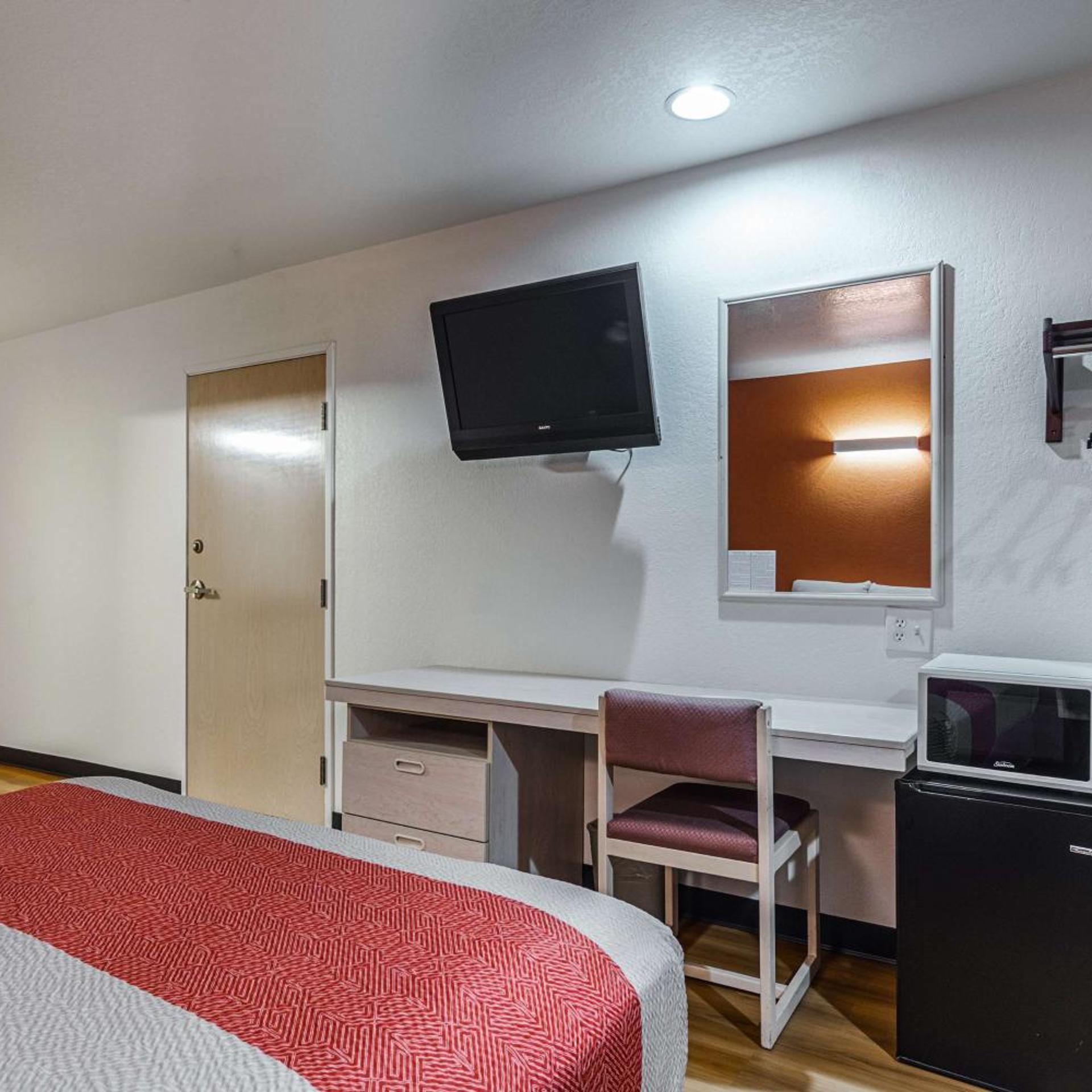 1 Queen Bed - Mobility Accessible Tub Nsmk, Motel6 McAlester, OK 6/9