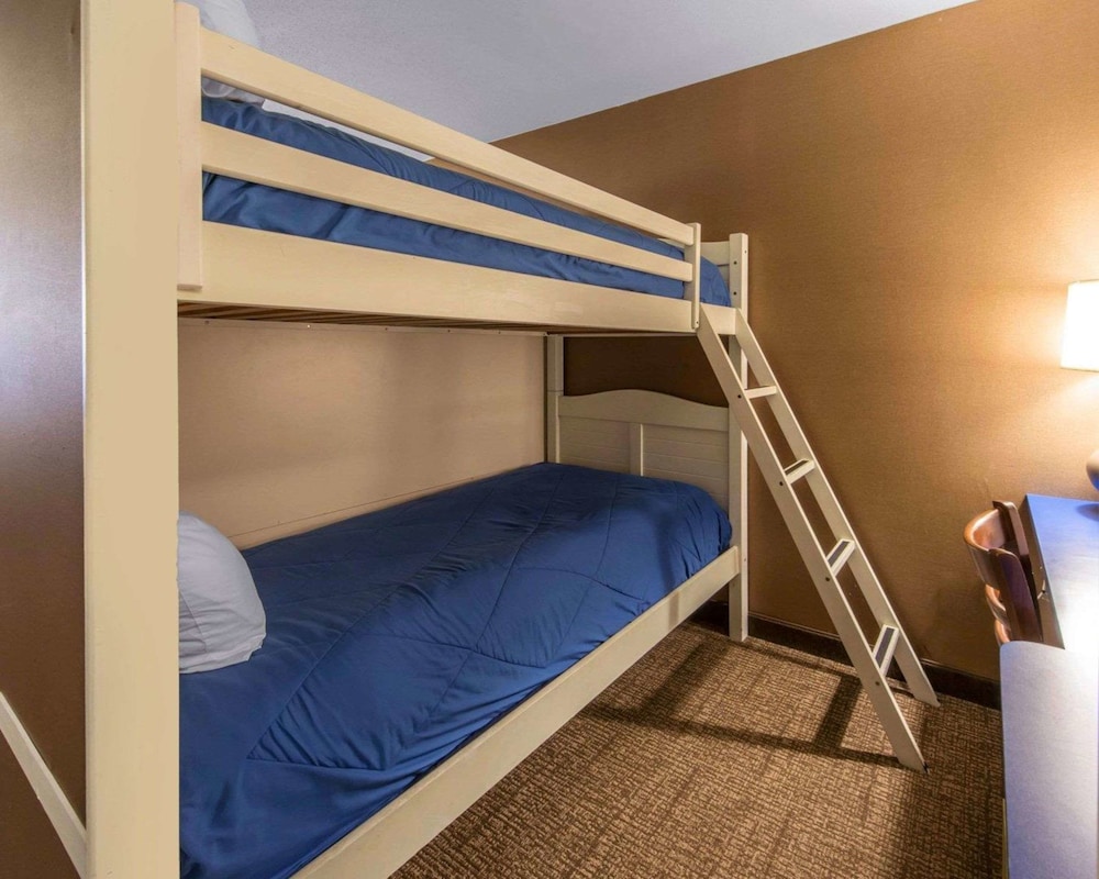 Comfort Inn & Suites Erie - Splash Harbor Indoor Waterpark 16/55