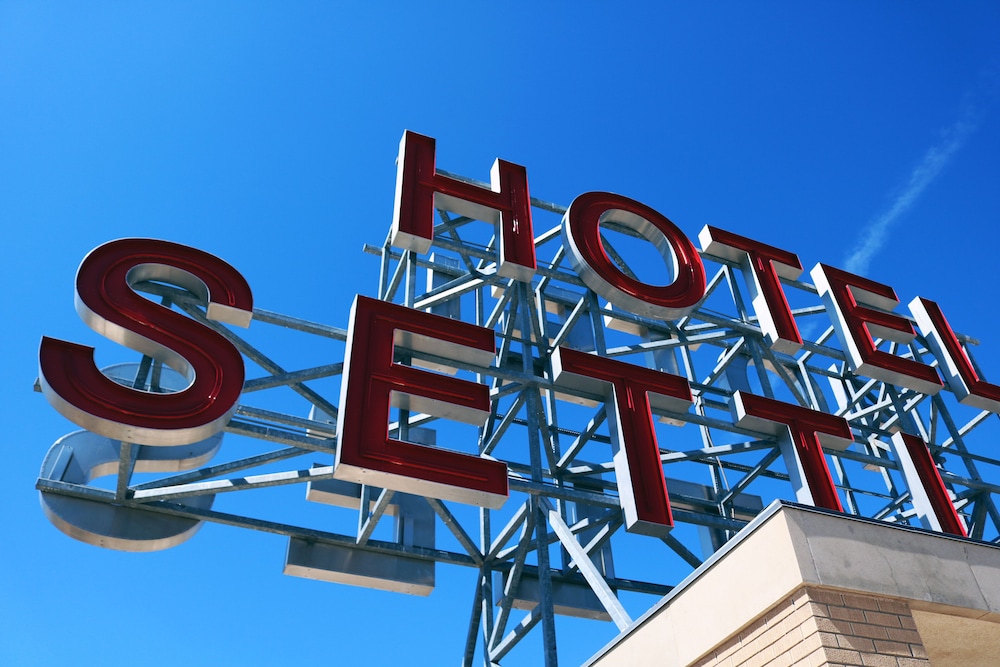 The Hotel Settles 7/35