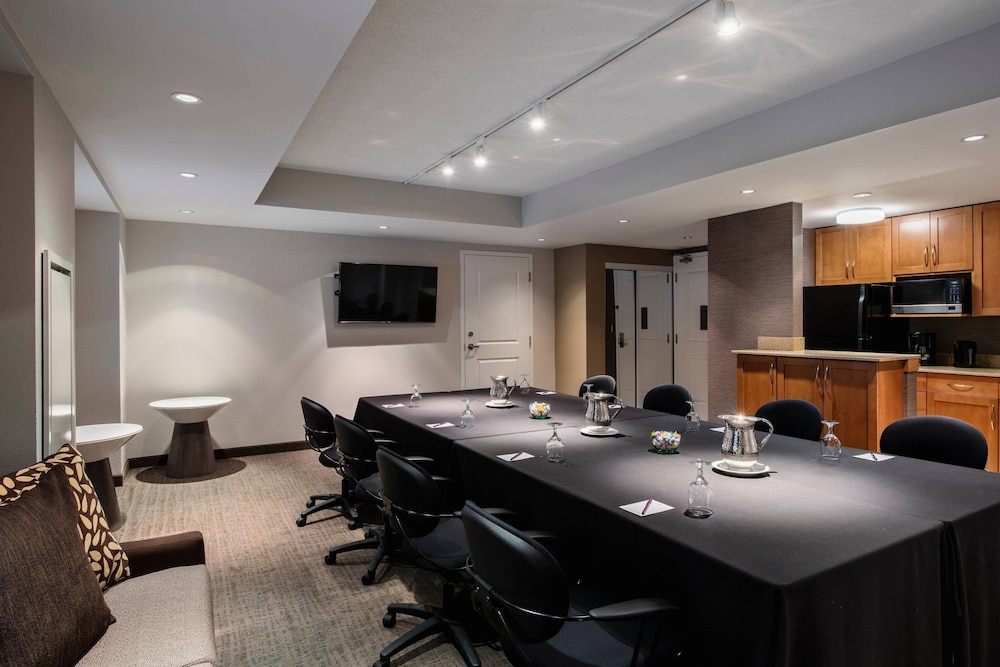 Residence Inn By Marriott Kingston Water S Edge 38/41