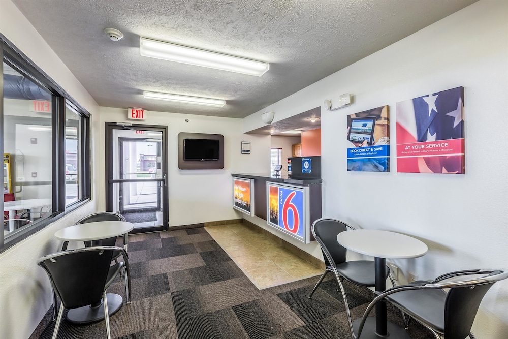 Motel6 Percival, IA 52/68