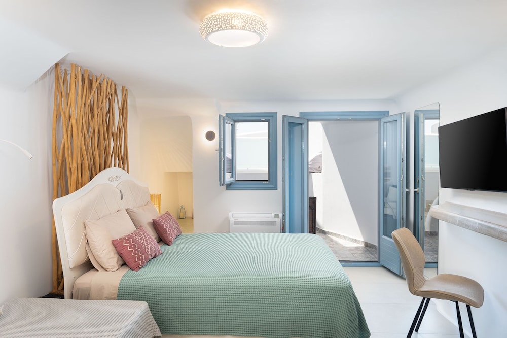 SUPERIOR, STUDIO, SUITE, PARTIAL SEA VIEW, HOT TUB