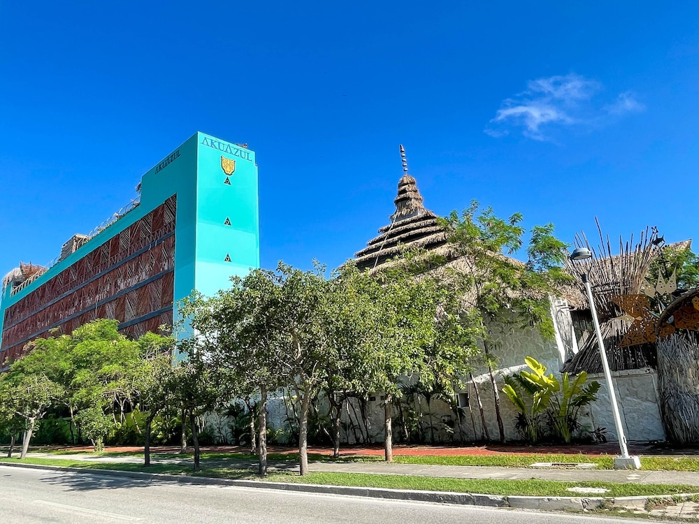 Akuazul Resorts Adults Only 4/50