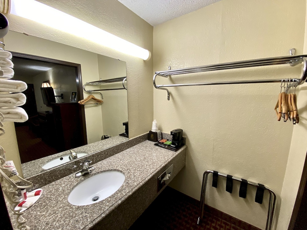 Super 8 By Wyndham Shawnee 46/48