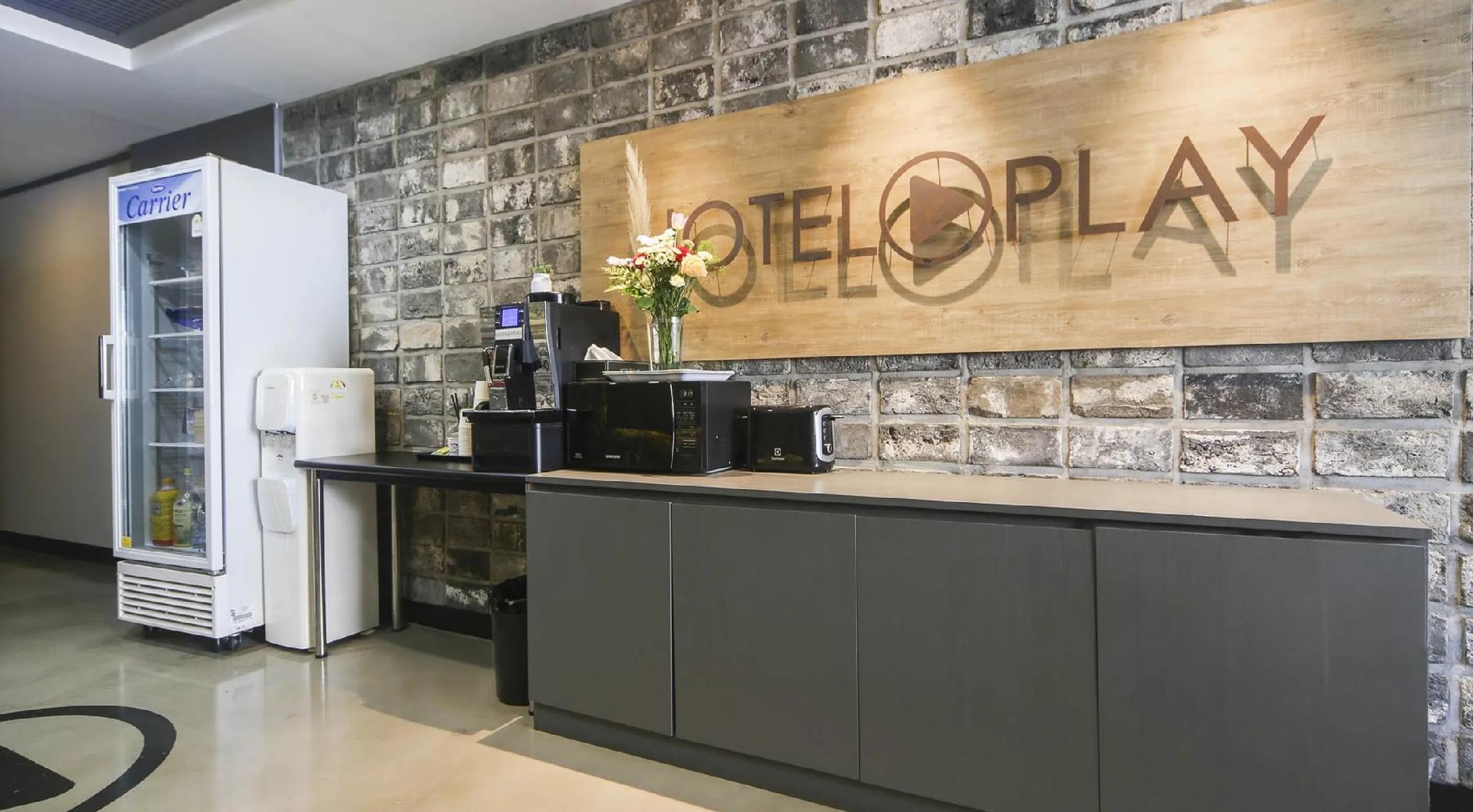 Play Hotel 17/76