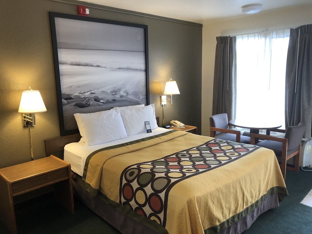 Super 8 by Wyndham Fort Bragg 11/35