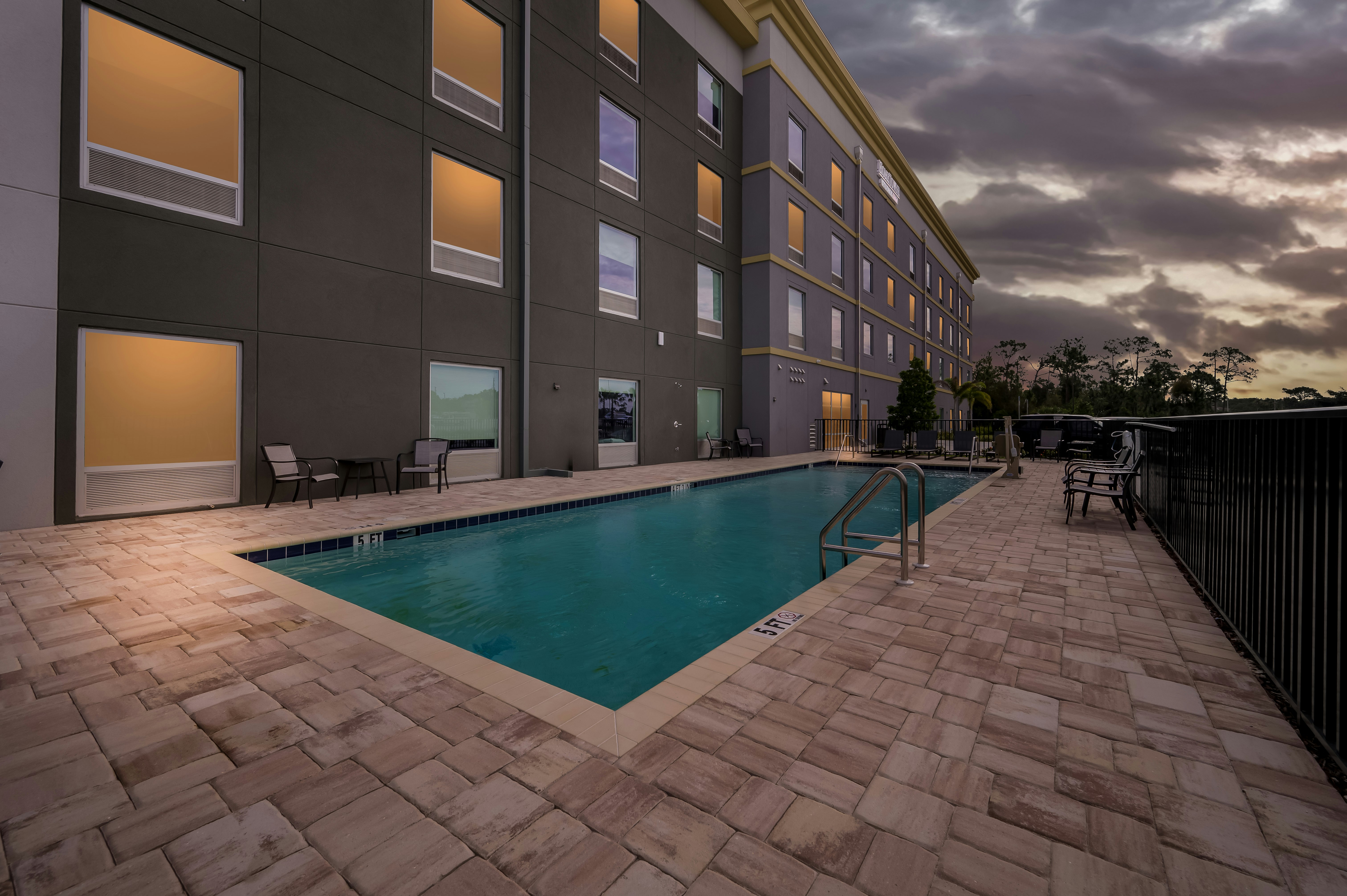 HomeTowne Studios by Red Roof Fort Myers 31/35