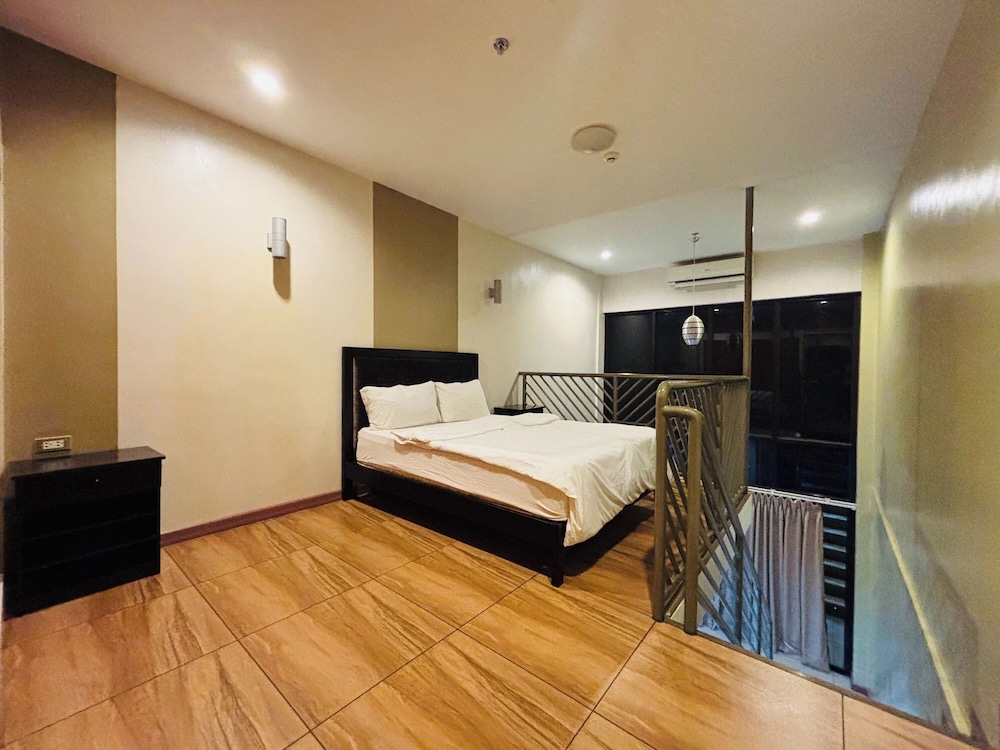 Uptown Condotel 28/73