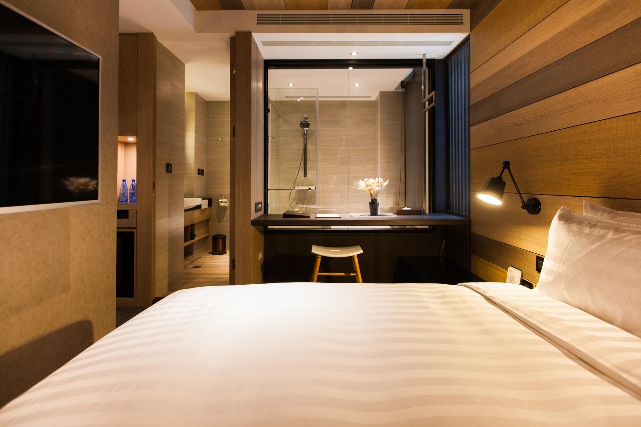 BUSINESS, SINGLE, QUEEN BED, CITY VIEW, BATHTUB