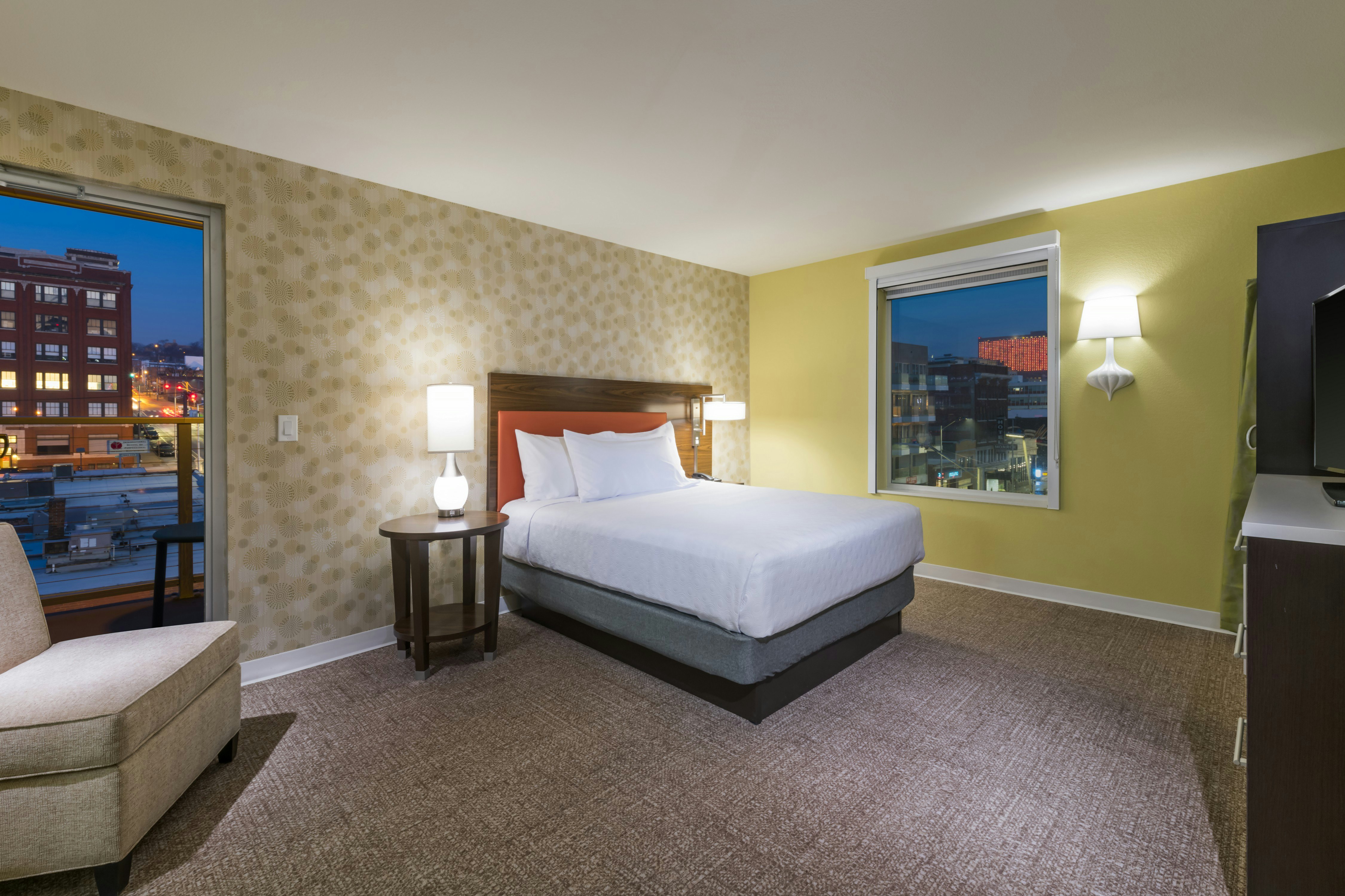 1 BEDROOM, SUITE, KING BED, BALCONY