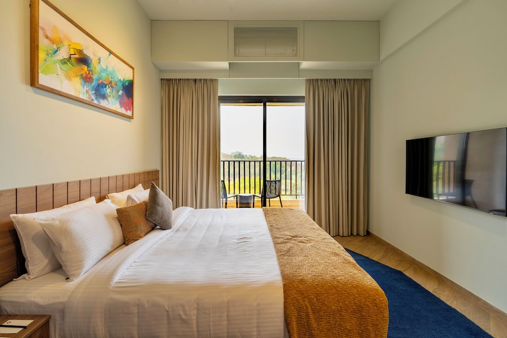 1 Bedroom, Suite, Single Bed, Golf Course View, Living Area, Kitchenette