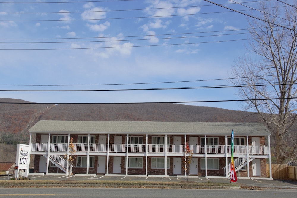 Rodeway Inn Adams, MA 2/34