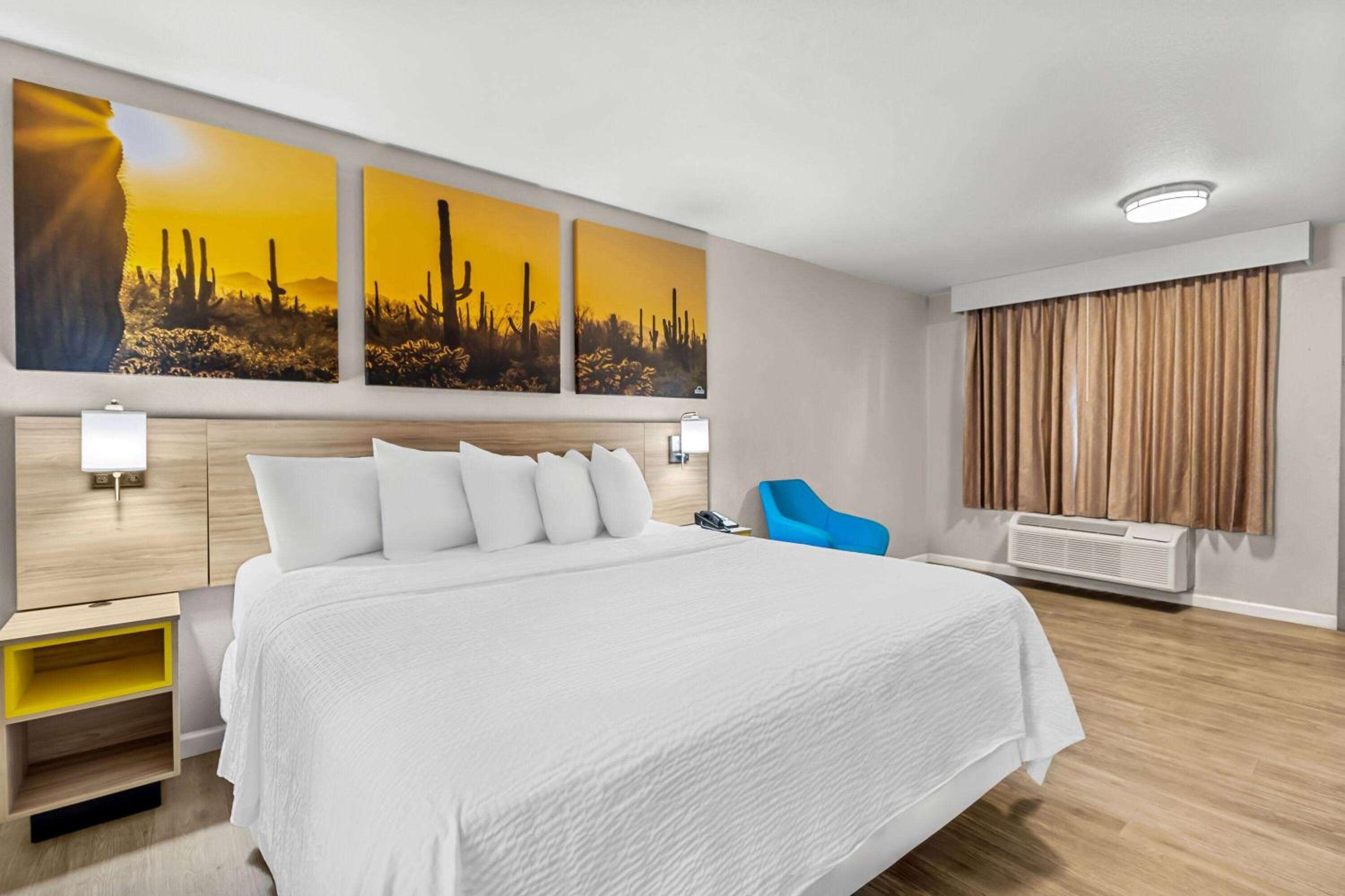 غرفة بسرير كينج للمدخنين، Days Inn by Wyndham Buckeye 2/6