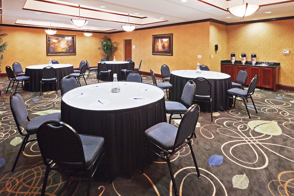 Holiday Inn Express Hotel And Suites Poteau 28/36
