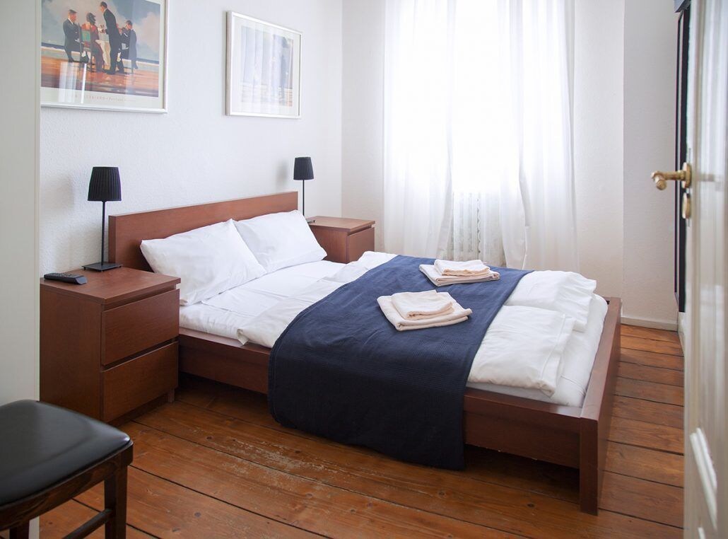 ROOM, DOUBLE BED