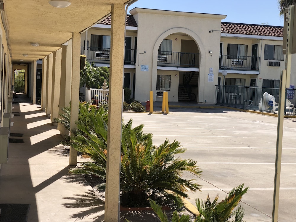 Anaheim National Inn 68/72