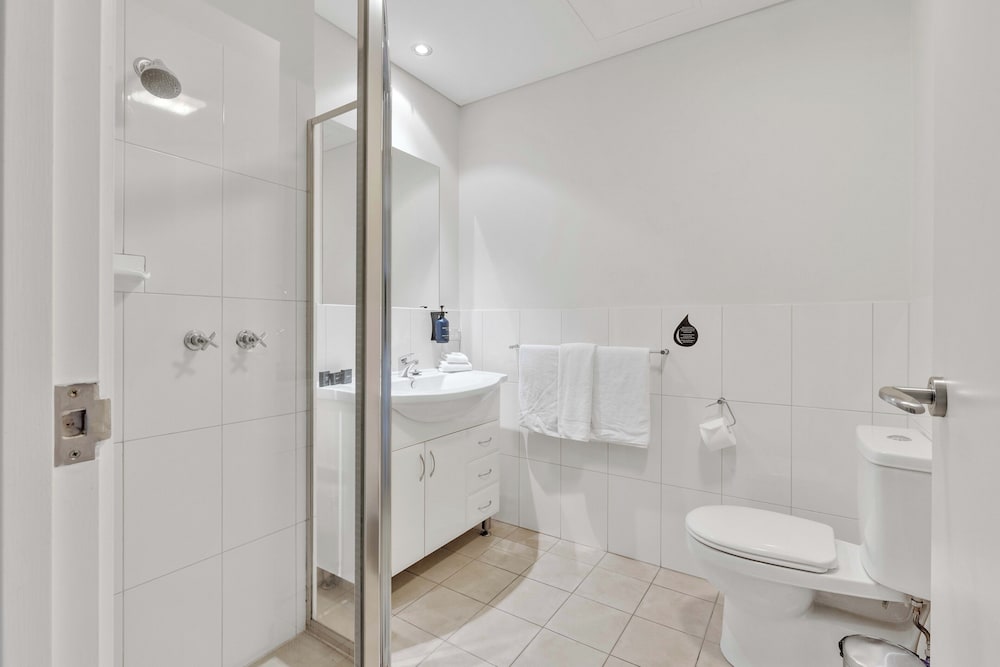 MAWSON LAKES HOTEL 64/64