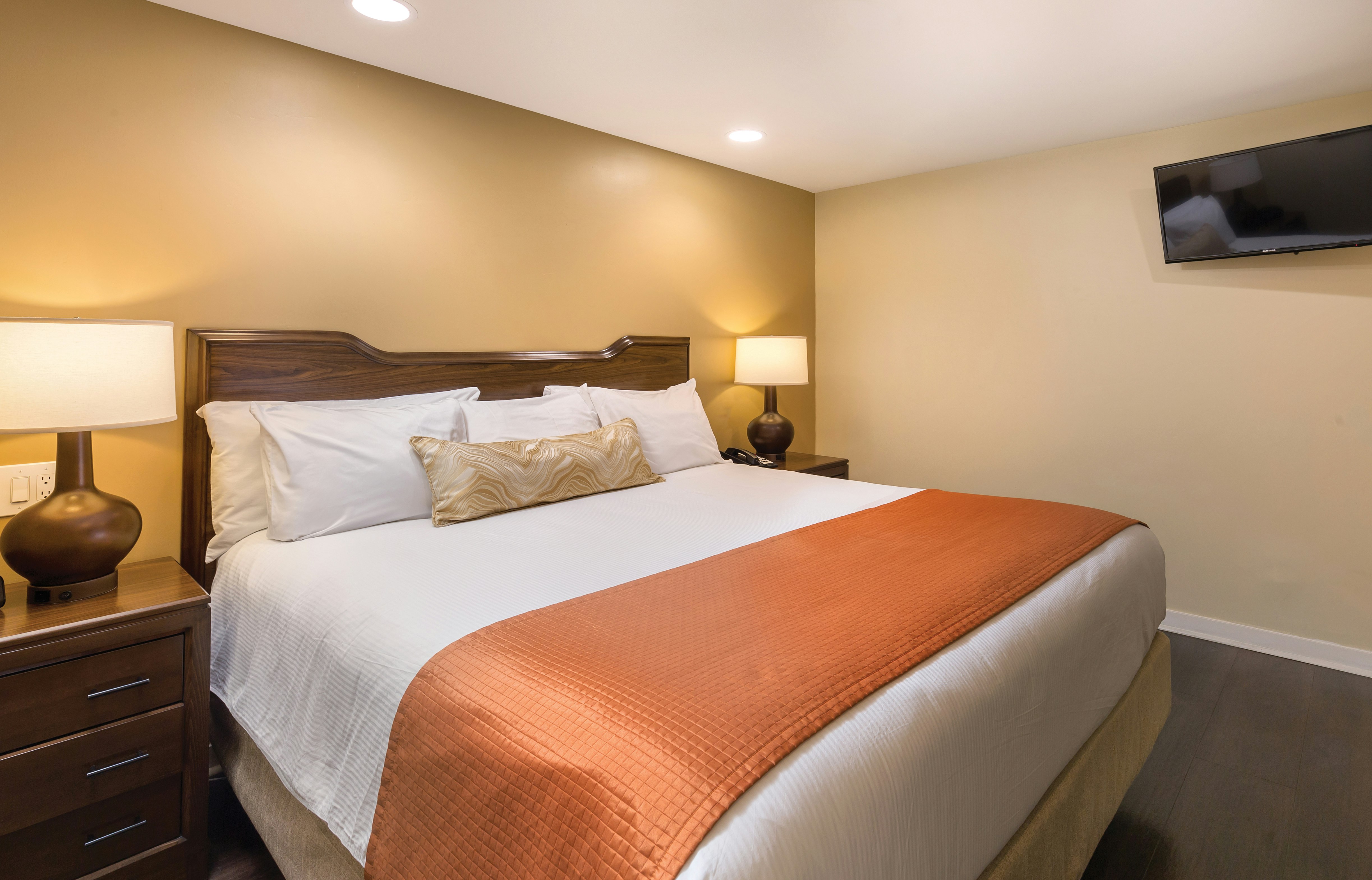 1 BEDROOM, SUITE