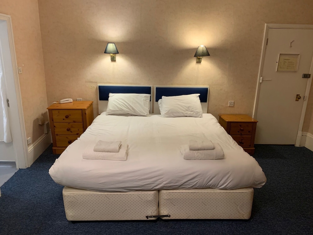 Yelf's Hotel 4/25