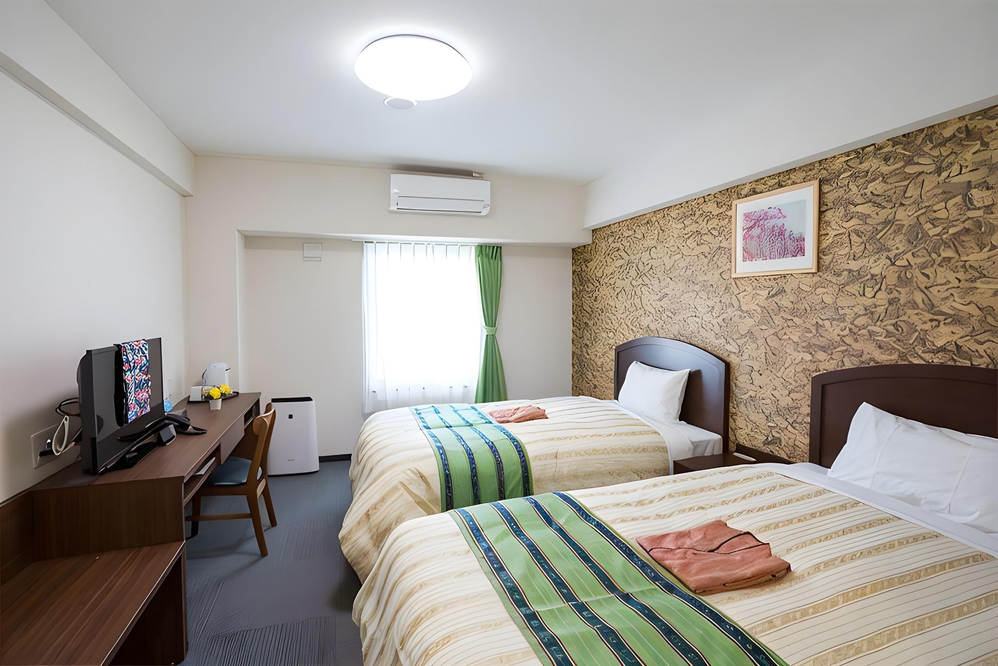 Room, Twin Beds, City Side