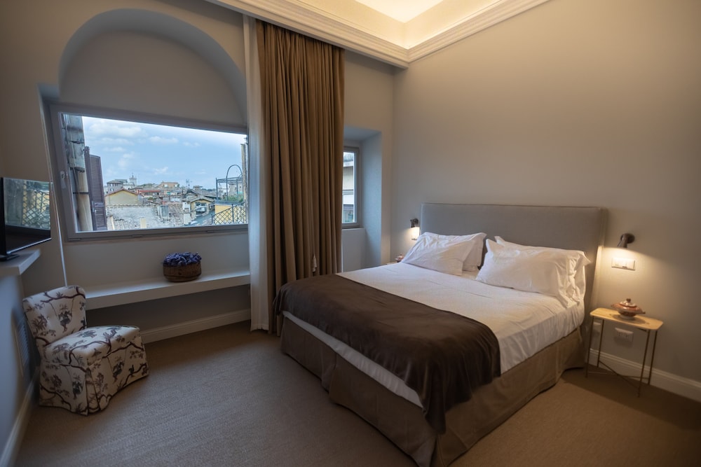 DELUXE, CITY VIEW