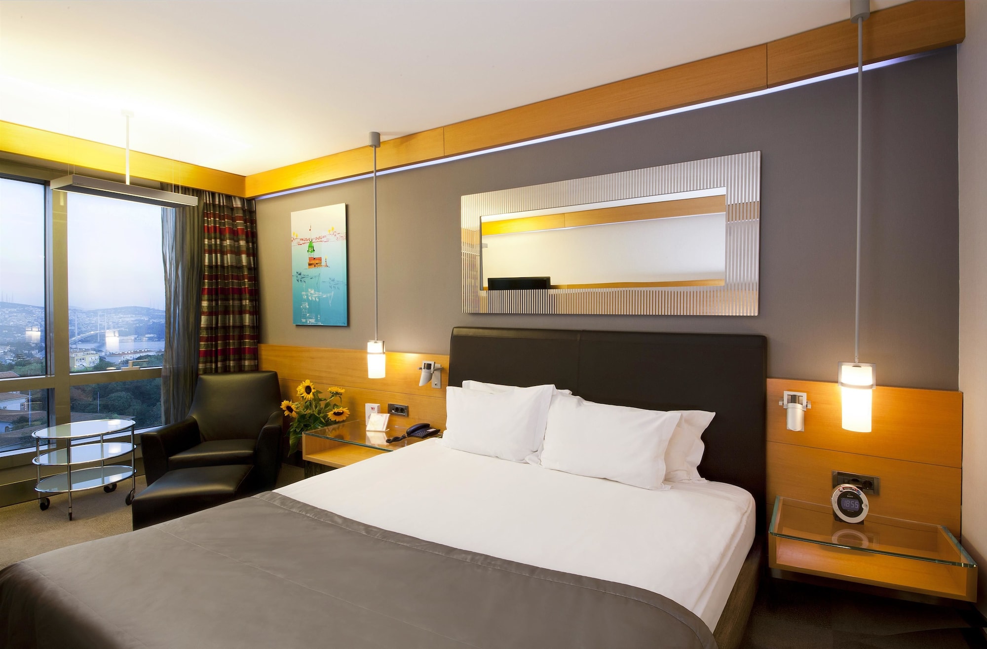 EXECUTIVE, KING BED, CLUB LOUNGE ACCESS